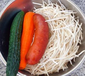 准备原材料豆芽摘去两端成掐菜、香肠、黄瓜、胡萝卜