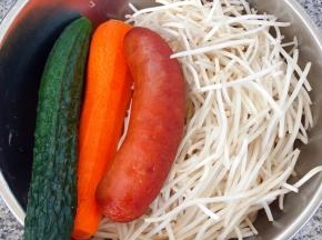 准备原材料豆芽摘去两端成掐菜、香肠、黄瓜、胡萝卜