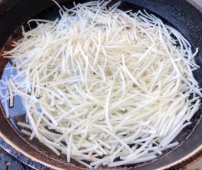 锅中烧开水放入掐菜焯水断生切记时间不宜过长