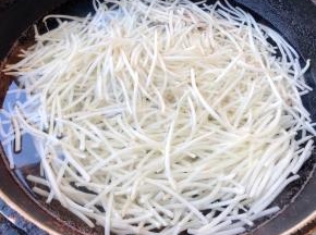 锅中烧开水放入掐菜焯水断生切记时间不宜过长