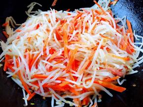 放入掐菜大火快速翻炒均匀