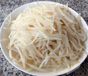 处理好的掐菜沥干水份备用