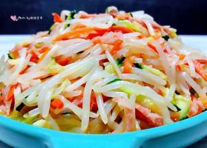 鲜美爽口的炒合菜装入盘中就大功告成了