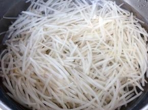 好水的掐菜立即放入冷水中过凉