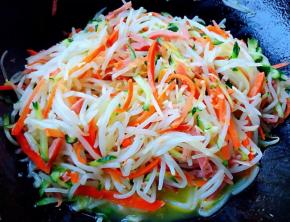 炒至所有食材完全入味即可出锅享用