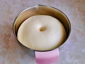 发酵好的面团用手指摁一下，不回缩不反弹即为发酵完成。