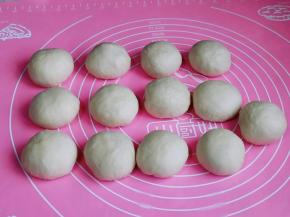 取出揉面排气，再分成等份的小面团揉圆，盖上保鲜膜醒10分钟。