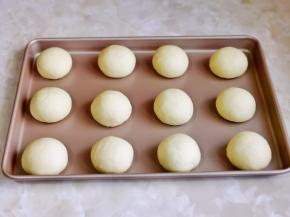 再次揉圆放入不沾烤盘中，并间隔距离，进行二次发酵。