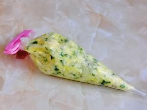 利用这时间我们来准备蒜蓉酱，蒜末，葱花，黄油混合搅拌均匀，装入裱花袋中备用。