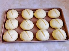 发酵好的面团用锋利的刀斜割一刀。