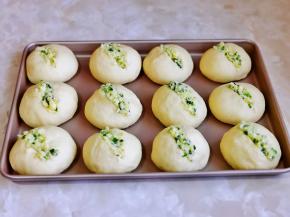 再挤上蒜蓉酱，可多可少，根据个人喜欢来即可。