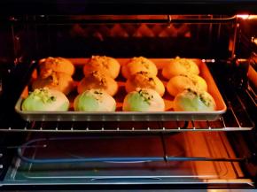 入烤箱中层，上一层175度烤18分钟。（注意观察颜色，上色后立即加盖锡纸）