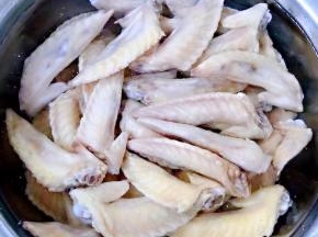 焯好水断生的鸡翅尖立即放入冷水中过凉冲洗干净
