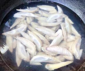 锅中烧开水放入鸡翅尖同时放入料酒焯水去除鸡翅尖多余的油脂和杂质