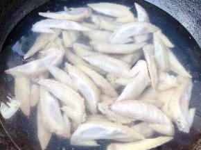 锅中烧开水放入鸡翅尖同时放入料酒焯水去除鸡翅尖多余的油脂和杂质