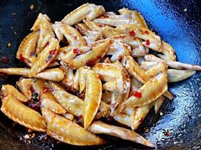 炒至鸡翅尖均匀的裹上调味料