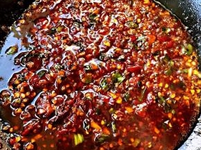 放入这道美味的灵魂调味料郫县豆瓣酱和一品鲜酱油、蚝油、糖炒出红油