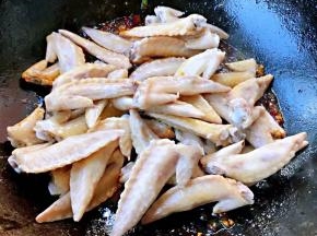 放入鸡翅尖大火快速翻炒