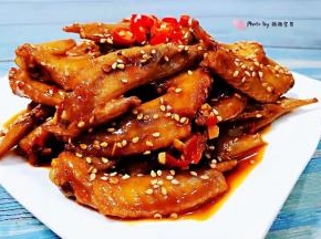 香辣可口的鸡翅尖装入盘中撒上芝麻和小米辣就大功告成了