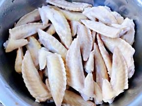 处理好的鸡翅尖沥干水份备用