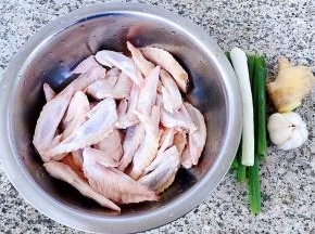 准备原材料新鲜的鸡翅尖、葱、姜、蒜备用