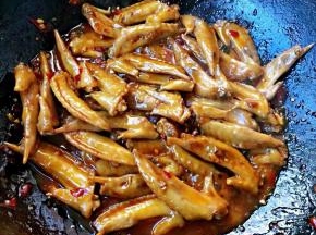 炖至汤汁快收干时放入盐和味精调味均匀即可出锅享用