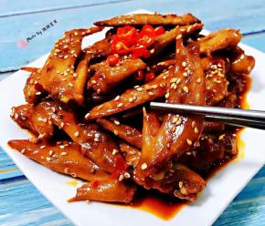鸡翅尖入口香辣适中肉质鲜嫩让人唇齿留香回味无穷