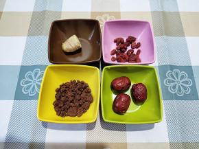 材料准备好。姜最好用老姜，洗干净，不去皮。枸杞用温水泡发好。