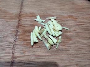 姜先拍扁，再切碎。