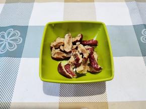 红枣去核，撕成小块。