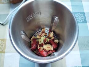 将姜、枸杞和红枣放入豆浆机中。