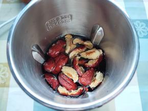 加入适量水，不要超过上限。选豆浆功能。