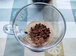 红糖加入杯子中。