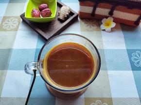 将打好的姜茶倒入杯中，不要搅拌，让糖慢慢化开。不那么烫了就可以喝了。