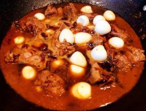 排骨炖至六成熟时放入鹌鹑蛋一起炖