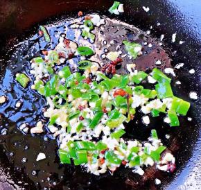 焯好水的排骨立即放入冷水中过凉多冲洗几遍洗净沥干水份