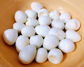 鹌鹑蛋煮熟去皮洗净沥干水份