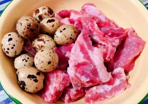 准备原材料新鲜的排骨和鹌鹑蛋备用