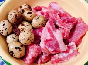 准备原材料新鲜的排骨和鹌鹑蛋备用
