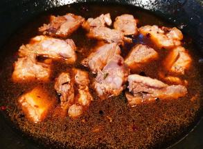 添加适量清水大火炖起来