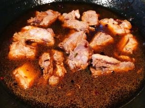 添加适量清水大火炖起来