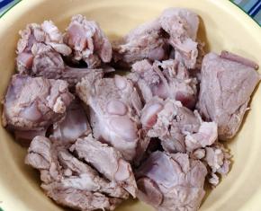 焯好水的排骨立即放入冷水中过凉多冲洗几遍洗净沥干水份