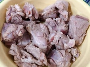 焯好水的排骨立即放入冷水中过凉多冲洗几遍洗净沥干水份