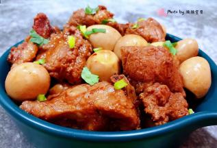 营养丰富的鹌鹑蛋烧排骨装入容器中就大功告成了