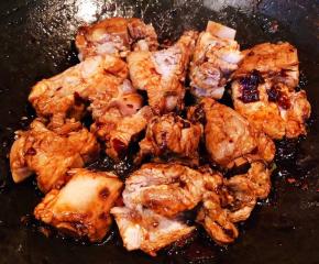 放入排骨大火快速翻炒至排骨均匀的裹上调味料