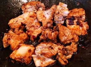 放入排骨大火快速翻炒至排骨均匀的裹上调味料