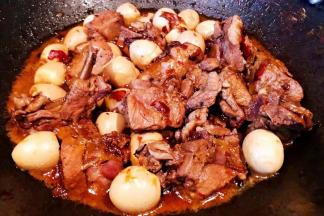 汤汁㸆到不多时原材料完全入味即可出锅享用