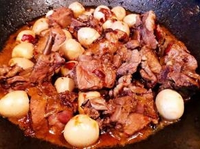 汤汁㸆到不多时原材料完全入味即可出锅享用