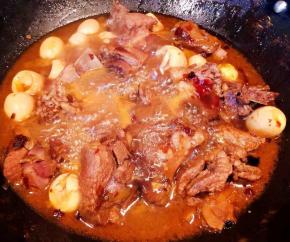 炖制排骨九成熟时放入盐和味精改小火慢炖