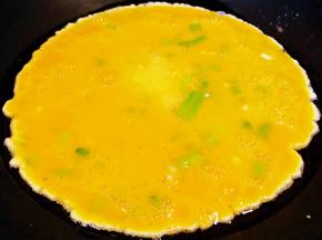 锅中倒入底油加热淋入蛋液火不要急